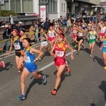 号砲とともに一斉に駆け出す選手たち＝３日午前、丹波篠山市北新町（撮影・秋山亮太）