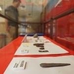 三田市内で見つかった石器や土器が展示されている会場＝三田市屋敷町