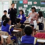 村上哲哉さん（左から２人目）を招き、夢を持つことの大切さを考えた児童ら＝狭間小学校