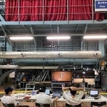 ＪＡＸＡ調布航空宇宙センターの大型低速風洞で、ウミネコ剝製の風洞実験に取り組む学生