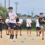 中学１年と小学６年を対象に行われた陸上の体験会＝狭間中