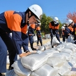 消防団員らが土のうを積む訓練もあった＝三田市川除