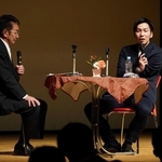 恩師の大井浩さん（左）と壇上で掛け合う山田拓朗さん＝三田市武庫が丘７