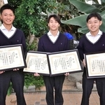 農業鑑定競技会で優秀賞を取った（左から）東良陽翔さん、植村碧さん、岡田悠さん＝三田市天神２