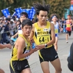 ゆりのき台の１区森本凌馬選手（右）から３位でたすきを受け取る２区法貴健人選手＝豊岡市日高町（撮影・吉田敦史）