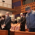 黙とうする参列者＝郷の音ホール