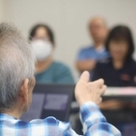 認知症に対する思いや経験を語る戸嶋三喜男さん＝フラワータウン市民センター