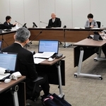 ごみ袋値上げ構想の見直しなどが盛り込まれた、財政ロードマップ案について議論する市議会経営政策常任委員会＝三田市三輪２