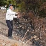 車両火災の発生現場で、救助時の様子を振り返る竹内幹雄さん＝三田市福島