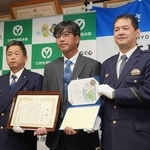 のじぎく賞と感謝状を受けた竹内幹雄さん（中央）＝三田市消防本部