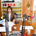 収録に臨んだ三田市社会福祉協議会の畑清美さん（中央）とハニーＦＭの門垣登志子代表ら＝三田市高次１