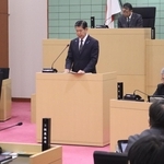 市議会で自身の給与を削減する方針を示した田村克也市長（中央）＝三田市三輪２