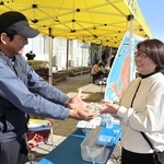 神戸市長田区の漁師らがシラス丼などを販売した＝三田市志手原、志手原小