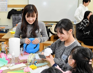 子どもたちとの工作を楽しむ吉﨑百花さん（左）ら＝三田市尼寺