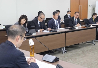 イオンリテールの関係者を招いて開いた市議会予算決算常任委員会＝三田市三輪２