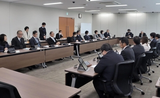 フラワータウン市民センターの移転関連議案などについて議論した三田市議会予算決算常任委員会＝三田市三輪２