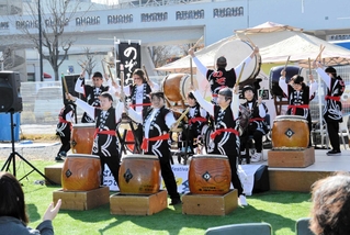 「のぞみ太鼓」が迫力のステージを披露した＝三田市弥生が丘１