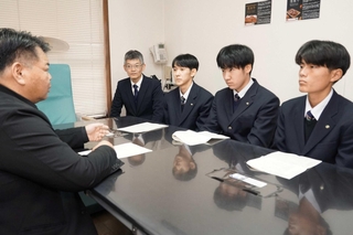 廣岡誠道社長（左）に提案をした高校生ら＝三田市南が丘２