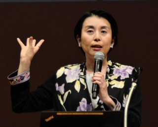 子どものいじめを巡る問題について語る渡辺真由子さん＝三田市天神１