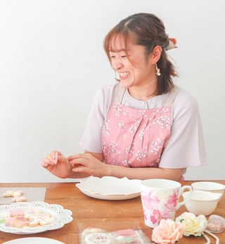 アイシングクッキーをつくる金本郁美さん（提供）