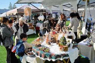 多彩なハンドメードのショップも並んだ＝三田市弥生が丘１