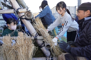 農家の指導を受け、ウド小屋作りに取り組む児童ら＝本庄小学校
