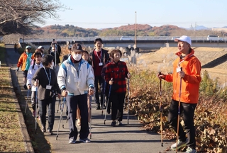 本番に向け、ノルディックウオークの練習に励むメンバー＝三田市川除