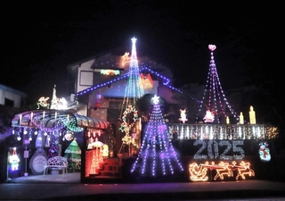 住宅街を照らす酒井さん宅のイルミネーション＝三田市加茂