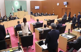 フラワータウン市民センターの移転関連議案を再び否決した市議会定例会本会議＝三田市三輪２