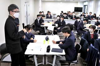 自校の校則などについて話し合った会議＝三田市中央町、市役所南分館