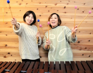 マリンバを前に笑顔の西谷夏さん（左）と小泉渚さん。誰でも楽しめる演奏を心がけ、練習を重ねている＝三田市南が丘２