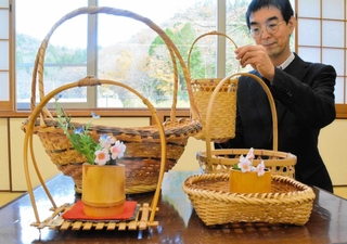 植田一彦さんら、鈴鹿竹器組合が手がけた作品＝三田市布木
