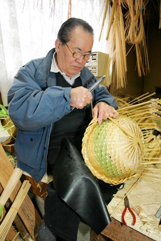 竹器作りに精を出す植田一彦さん（２００６年ごろ撮影、三田市提供）