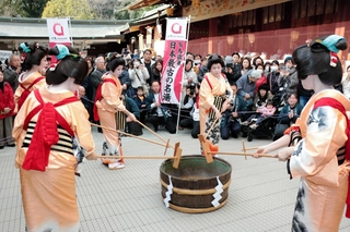 西宮神社であった「有馬温泉献湯式」。奉納された金泉を囲み、湯女に扮した芸妓が「湯もみ」を披露した