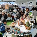 地域活性へ「ひらくマーケット」　雑貨販売や遊び楽しむ　家族連れらでにぎわう　三田