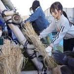 ウド小屋作り　児童12人が伝統栽培に挑戦　農家の指導受け組み立て「食べるの楽しみ」　三田・本庄小