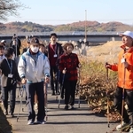 本番に向け、ノルディックウオークの練習に励むメンバー＝三田市川除