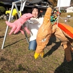 子どもたちが作った個性豊かな恐竜のかかしを紹介する唯文砂子さん＝三田市小野