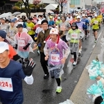 沿道から声援を浴びながら、元気にスタートを切るランナーたち＝三田市天神