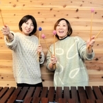 マリンバを前に笑顔の西谷夏さん（左）と小泉渚さん。誰でも楽しめる演奏を心がけ、練習を重ねている＝三田市南が丘２