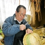 竹器作りに精を出す植田一彦さん（２００６年ごろ撮影、三田市提供）
