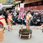 西宮神社であった「有馬温泉献湯式」。奉納された金泉を囲み、湯女に扮した芸妓が「湯もみ」を披露した