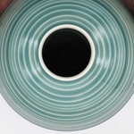 透明感のある碧色が特徴の三田青磁。表面に凹凸がある花瓶は、釉薬（ゆうやく）の厚みによって色合いが変化する＝三田市四ツ辻