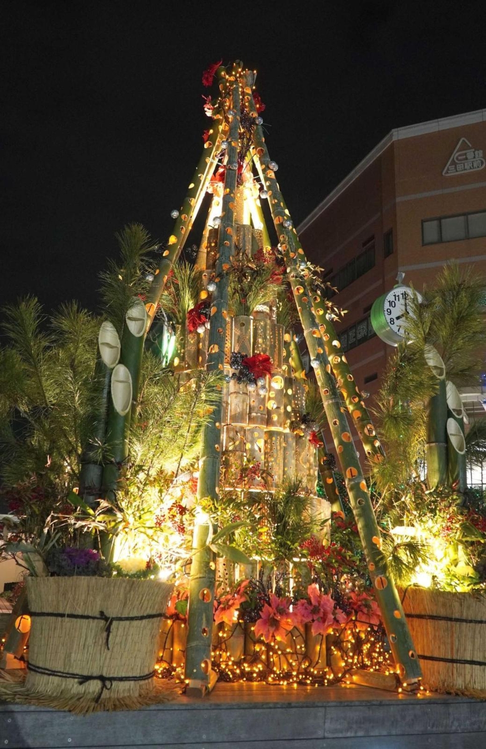 新年祝う門松 放置竹林のクリスマスツリーから衣替え 三田駅前でライト