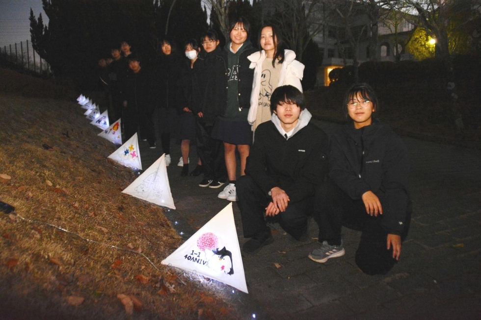 震災犠牲者追悼、防災への思い込め 生徒の足元照らす灯り「とわの道