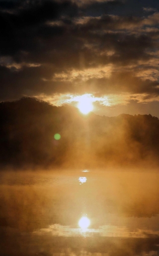 千丈寺湖に差し込む初日の出＝三田市末