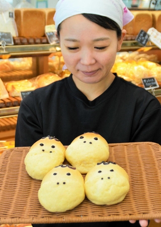 かわいらしい馬の顔をチョコレートで描いたパン＝三田市三輪１