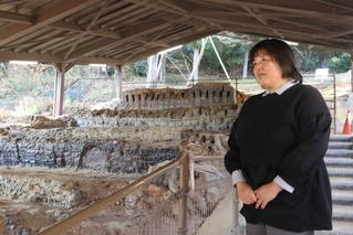 当時の遺構が残る三輪明神窯史跡園で、調査研究を振り返る石神由貴さん＝三田市三輪