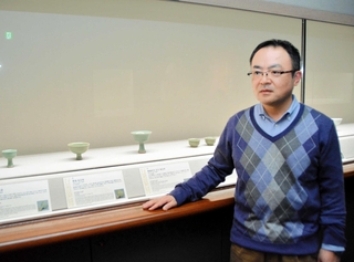 三田青磁の歴史を解説する大阪市立東洋陶磁美術館の梶山博史さん＝大阪市北区中之島１