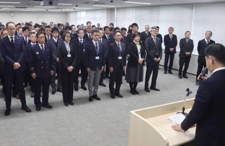 田村克也市長の訓示を聞く市幹部ら＝三田市役所